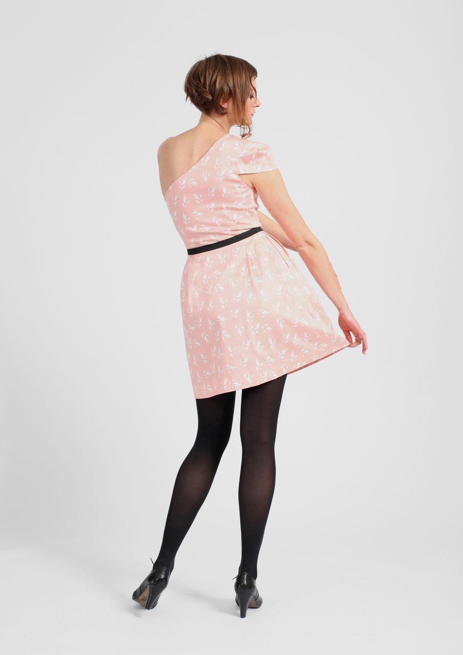 MADEVA collection printemps ete 2012 robe cintree asymetrique une epaule/decoupee taille jupe plis plats poches invisibles rose clair sibylle